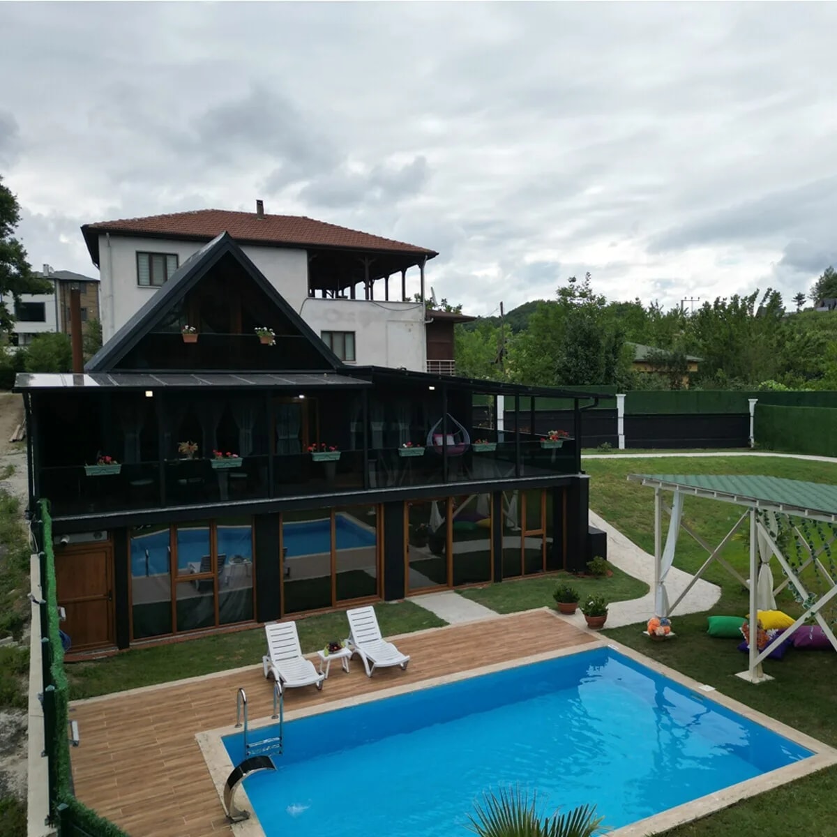 Sapanca Villa Sakura'da Çift Kişilik Kahvaltı Dahil Konaklama Seçenekleri
